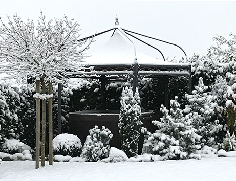 Winterfest: Metall Garten-Pavillon Antica Roma im Schnee.