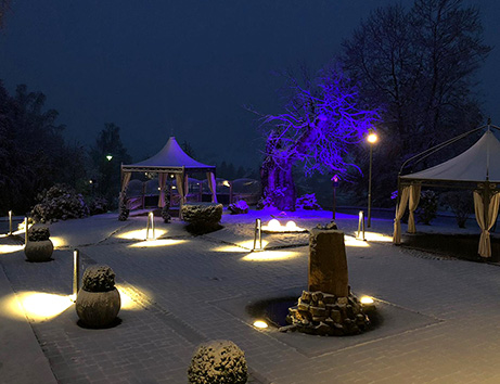 Robuster Garten-Pavillon im Winter.